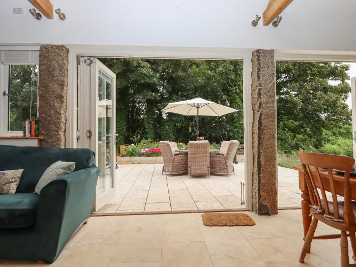 Blake Cottage, is in Pelynt, Cornwall. Enclosed garden. Parking. Couples retreat. Woodburning stove.