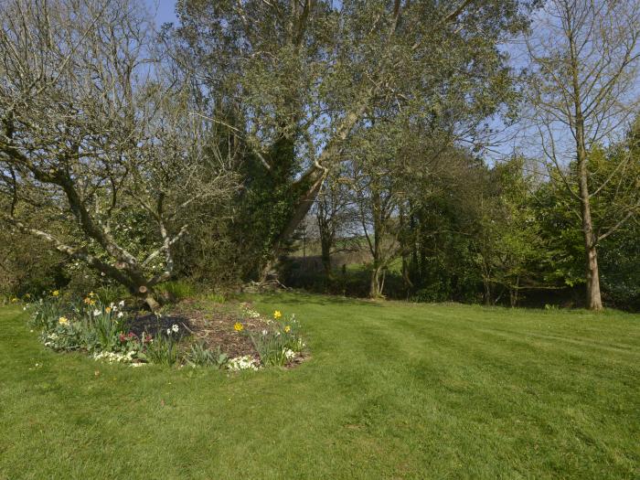 Blake Cottage, is in Pelynt, Cornwall. Enclosed garden. Parking. Couples retreat. Woodburning stove.