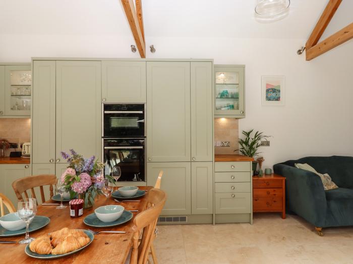 Blake Cottage, is in Pelynt, Cornwall. Enclosed garden. Parking. Couples retreat. Woodburning stove.