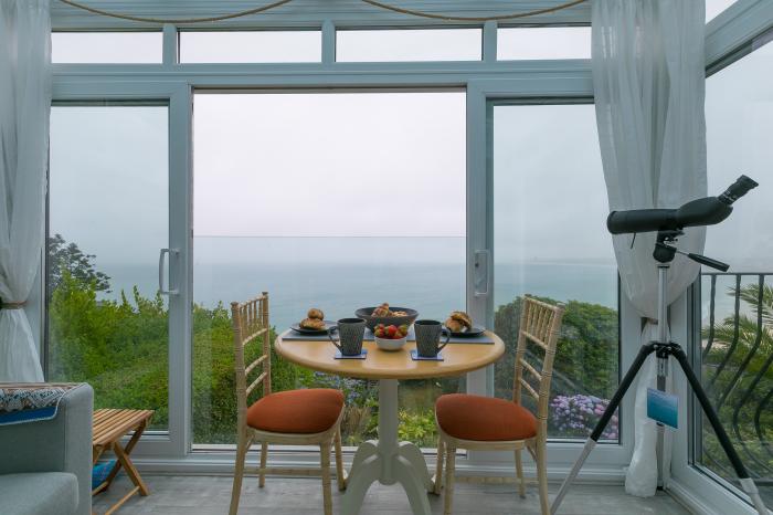 Huers Hide, Carbis Bay, Cornwall, King Bedroom, Private deck, Study, WiFi, Flatscreen TV, DVD player