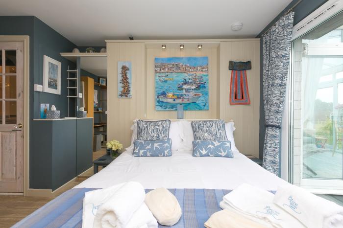 Huers Hide, Carbis Bay, Cornwall, King Bedroom, Private deck, Study, WiFi, Flatscreen TV, DVD player