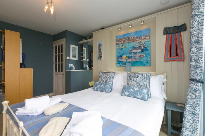 Huers Hide, Carbis Bay, Cornwall, King Bedroom, Private deck, Study, WiFi, Flatscreen TV, DVD player