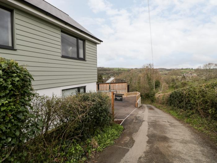 Sevenwoods View in Longhope, Gloucestershire, reverse-level, dog-friendly, off-road parking, garden.