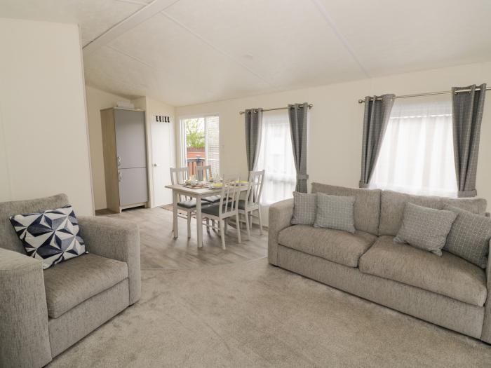 Carolina Lodge nr Evesham, Worcestershire. Close to amenities and near AONB. Two-bed open-plan lodge