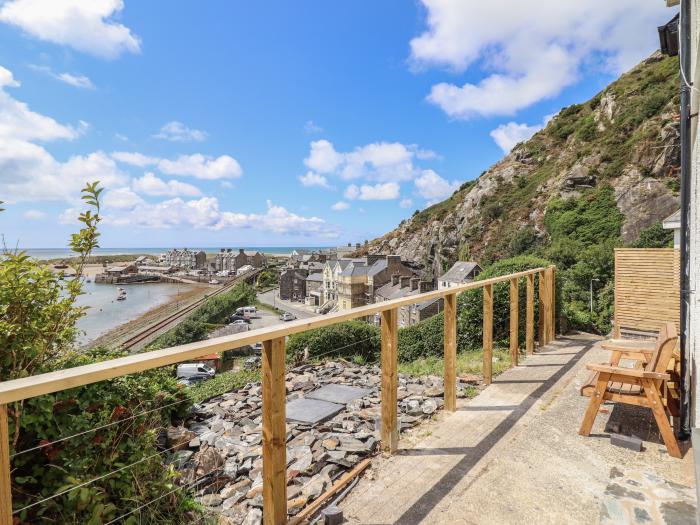 Windycroft, Barmouth, Gwynedd. Elevated position. Panoramic sea vistas. Beach closeby. Pets allowed.