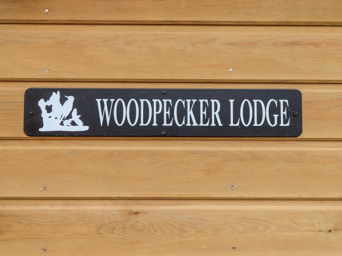 Woodpecker Lodge in Butterleigh. Family-friendly. Pet-friendly. Rural views. WiFi. Off-road parking.
