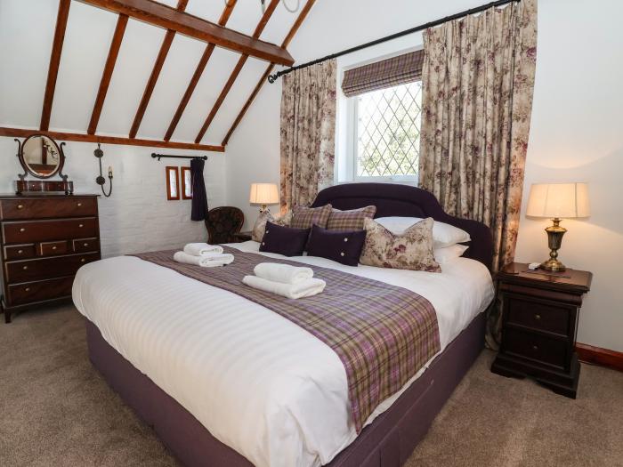 Old Roost Farmhouse, 7th-century farmhouse in York. City centre. Pet-friendly. Smart TV. Games room.