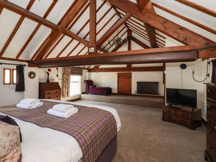 Old Roost Farmhouse, 7th-century farmhouse in York. City centre. Pet-friendly. Smart TV. Games room.