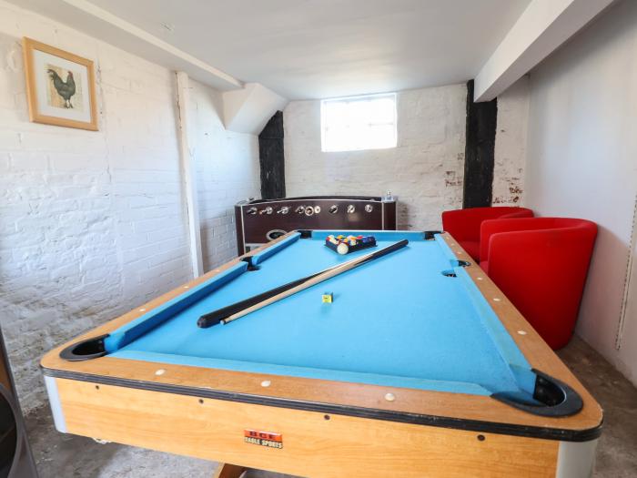 Old Roost Farmhouse, 7th-century farmhouse in York. City centre. Pet-friendly. Smart TV. Games room.