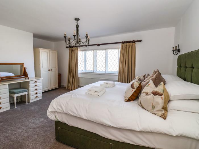 Old Roost Farmhouse, 7th-century farmhouse in York. City centre. Pet-friendly. Smart TV. Games room.