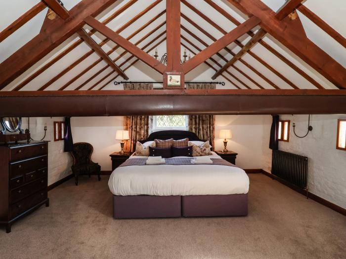 Old Roost Farmhouse, 7th-century farmhouse in York. City centre. Pet-friendly. Smart TV. Games room.