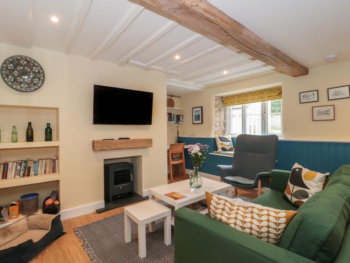 Holly Cottage in West Coker, Somerset, Yeovil, Jurassic coast within reach, off-road parking, garden