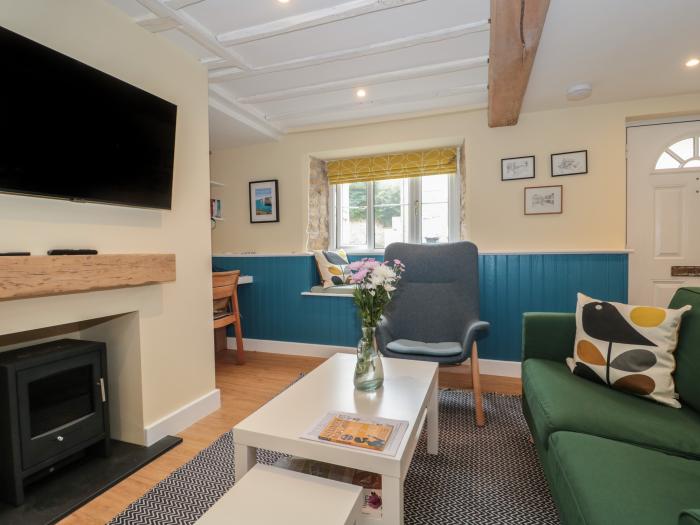 Holly Cottage in West Coker, Somerset, Yeovil, Jurassic coast within reach, off-road parking, garden