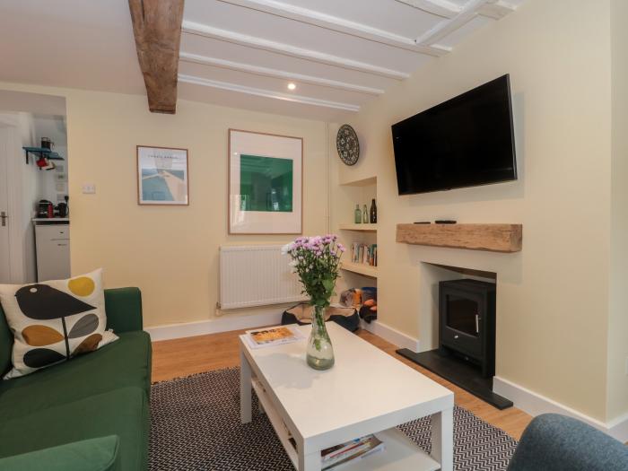 Holly Cottage in West Coker, Somerset, Yeovil, Jurassic coast within reach, off-road parking, garden