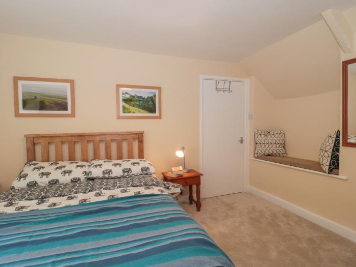 Holly Cottage in West Coker, Somerset, Yeovil, Jurassic coast within reach, off-road parking, garden