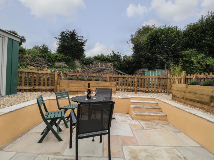 Holly Cottage in West Coker, Somerset, Yeovil, Jurassic coast within reach, off-road parking, garden