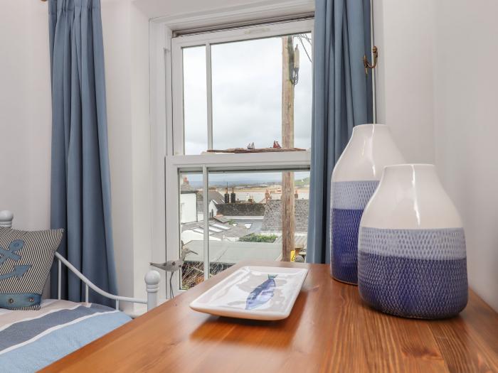 Honeymoon Cottage, Appledore, Devon, pet-friendly, contemporary, close to amenities and beach, 1 bed