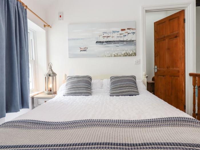 Honeymoon Cottage, Appledore, Devon, pet-friendly, contemporary, close to amenities and beach, 1 bed