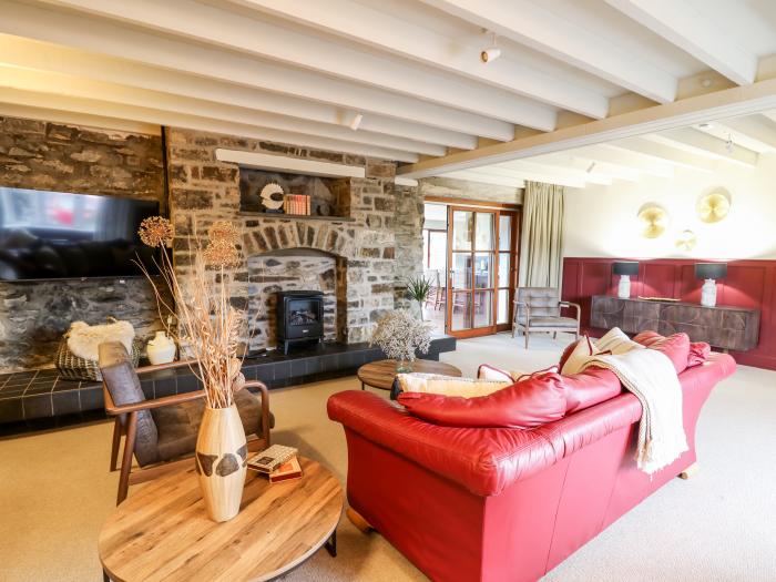 Dant Y Llew, Bow Street, Ceredigion. Hot tub. Close to amenities. Electric fire. Smart TV. Pet-free.