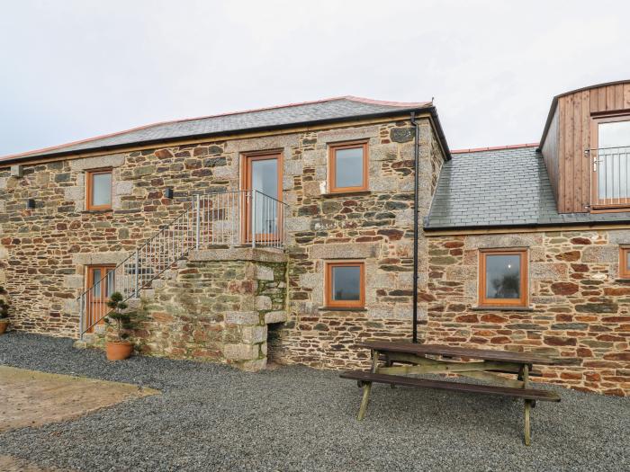 Pol View, Helston, Cornwall, Close to a Beach, WiFi, Open-plan living, Working Farm, Sea views, 5bed