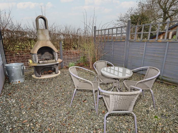 Wayside Lodge, Aston On Clun, Shropshire. In AONB. Pet-friendly. Hot tub. Woodburning stove. Parking