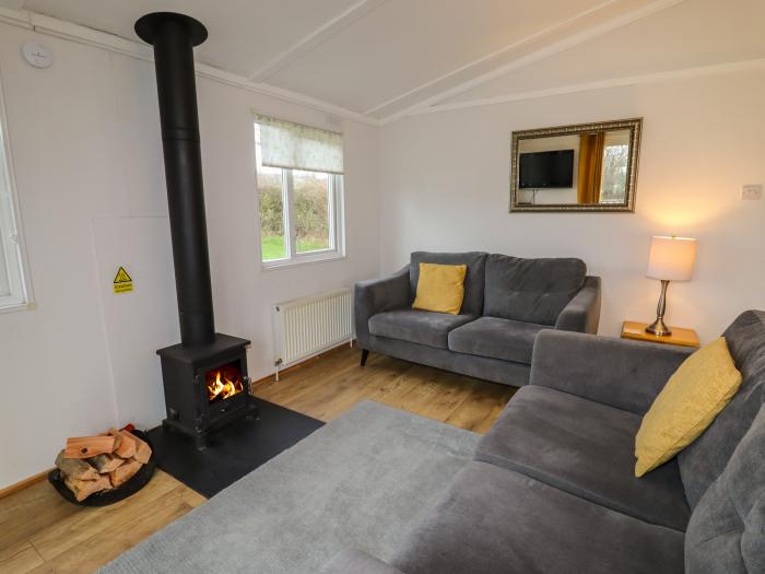 Wayside Lodge, Aston On Clun, Shropshire. In AONB. Pet-friendly. Hot tub. Woodburning stove. Parking