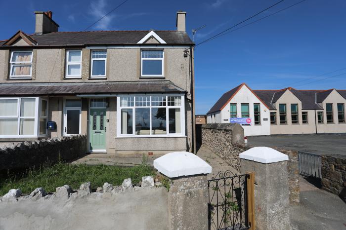 The Old School House is in Bodorgan, Anglesey. Roadside parking. Hot tub. Enclosed garden. Smart TV.
