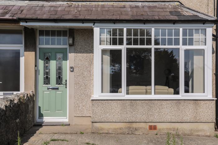 The Old School House is in Bodorgan, Anglesey. Roadside parking. Hot tub. Enclosed garden. Smart TV.