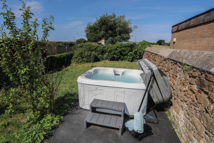 The Old School House is in Bodorgan, Anglesey. Roadside parking. Hot tub. Enclosed garden. Smart TV.