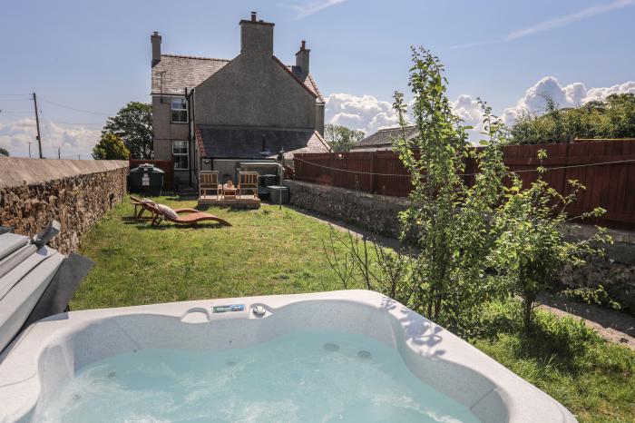 The Old School House is in Bodorgan, Anglesey. Roadside parking. Hot tub. Enclosed garden. Smart TV.