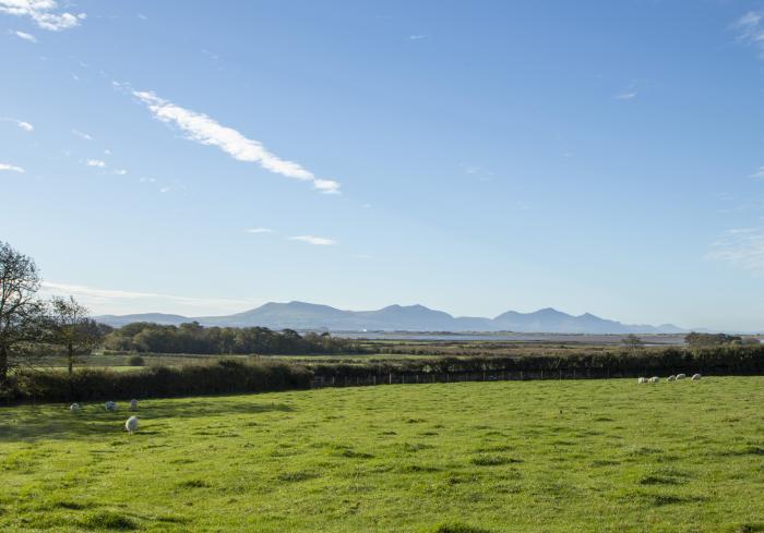 The Old School House is in Bodorgan, Anglesey. Roadside parking. Hot tub. Enclosed garden. Smart TV.