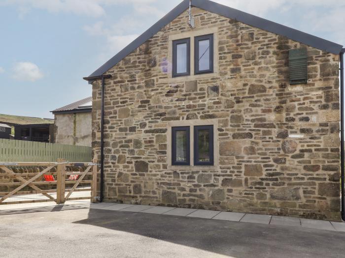 Cuckoo Cottage, Sawood near Oxenhope, West Yorkshire. Couple's retreat. Rural location. Pub. Garden.