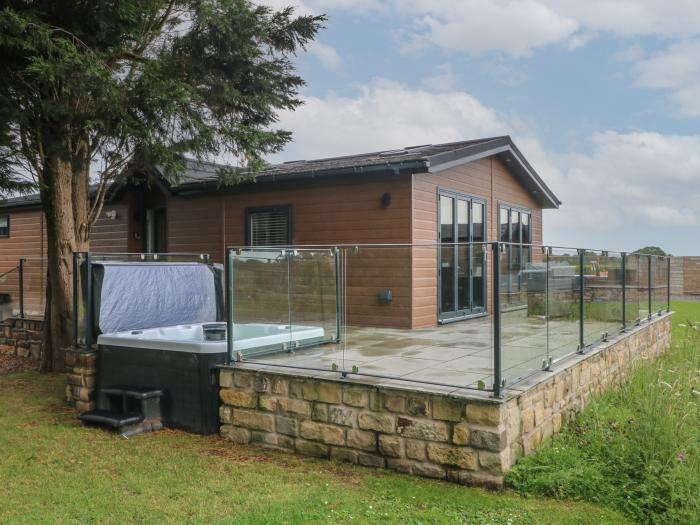 Ruperts Retreat, in Nateby near Garstang, Lancashire. Off-road parking. Hot tub. Near AONB. Parking.