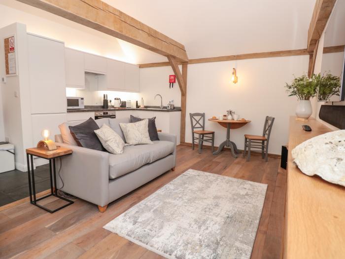 Beech Barn @ The Rookery, Kingsbridge, romantic dwelling, open-plan living, washing machine, garden.