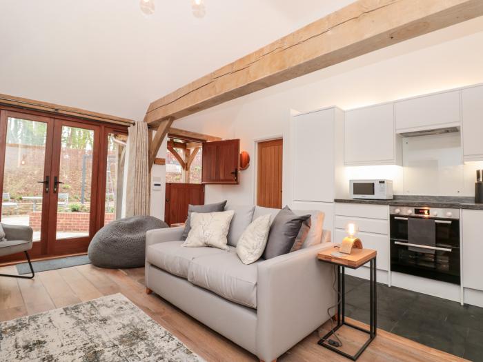 Beech Barn @ The Rookery, Kingsbridge, romantic dwelling, open-plan living, washing machine, garden.