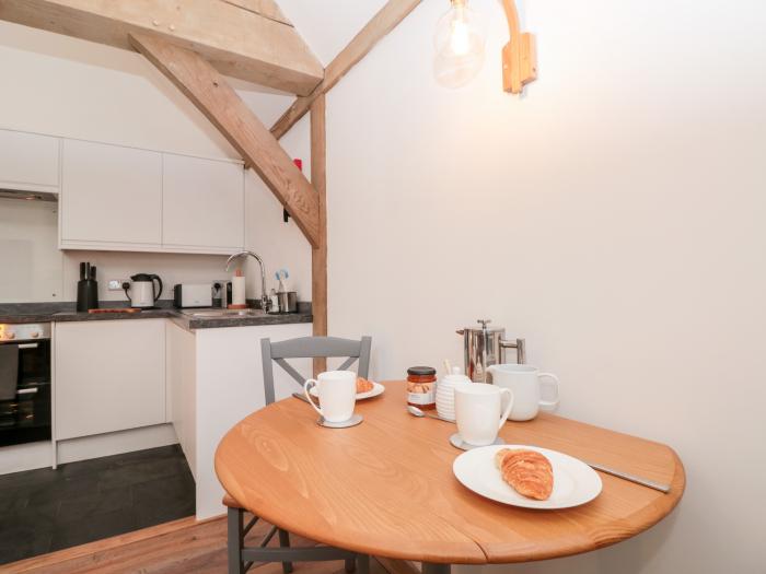 Beech Barn @ The Rookery, Kingsbridge, romantic dwelling, open-plan living, washing machine, garden.