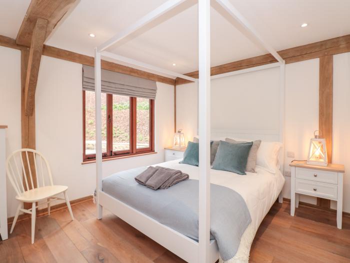 Beech Barn @ The Rookery, Kingsbridge, romantic dwelling, open-plan living, washing machine, garden.