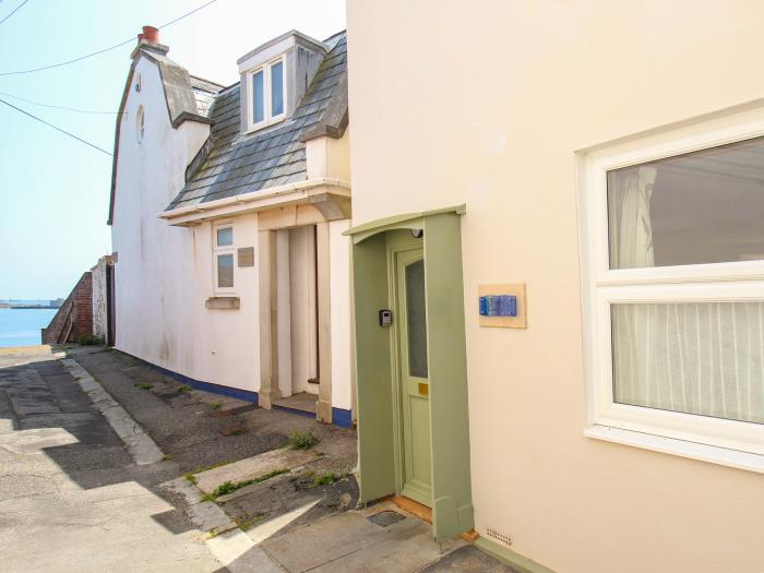 9 Belmont Terrace in Brewers Quay Harbour, Dorset. Three-storey home near beach and amenities. 3 bed