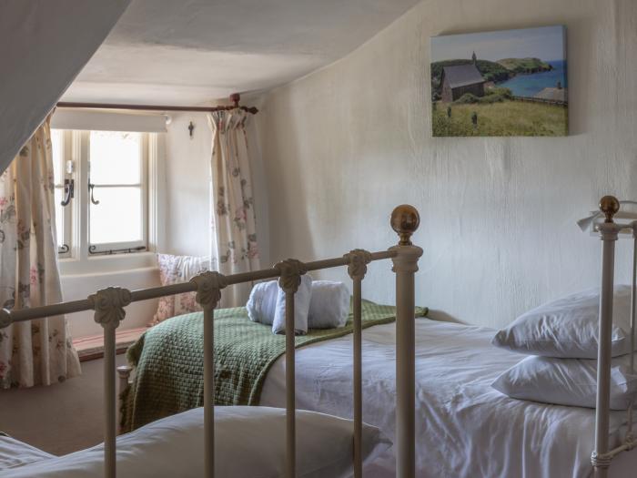 Rose Thatch, Malborough, Devon. Countryside, Near a National Park, Woodburning Stove, Cottage, Patio