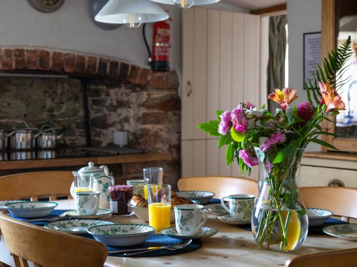 Rose Thatch, Malborough, Devon. Countryside, Near a National Park, Woodburning Stove, Cottage, Patio