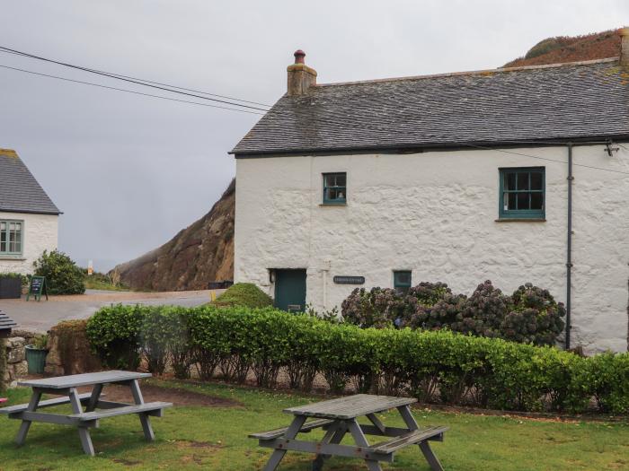 Corner Cottage, near Porthgwarra, Corwall. One-bedroom home, ideal for couples. EV charger. Coastal.