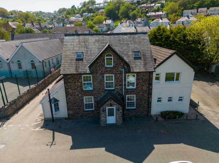 Teifi Villa in St Dogmaels, in Pembrokeshire. Enclosed garden, hot tub, off-road parking, two pets.
