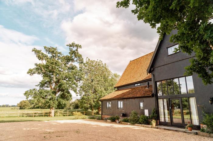 Manor Farm Barn is a glorious, 17th-century barn conversion in Thorndon, Suffolk. Hot tub. Character