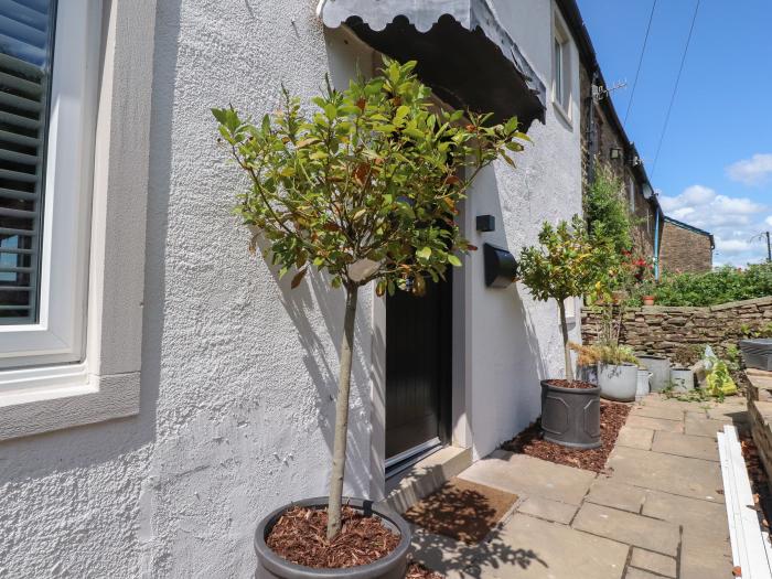 Dunster Cottage in Billington, Lancashire. Stunning views. Roll-top bath. Smart TV. Off-road parking