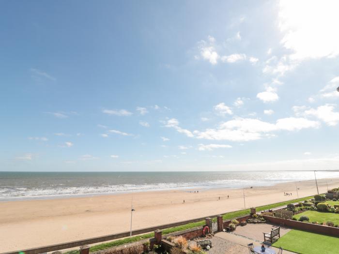 Crystal Cove, Bridlington, North Yorkshire. Close to a beach. Sea views. Pet-friendly. parking for 1