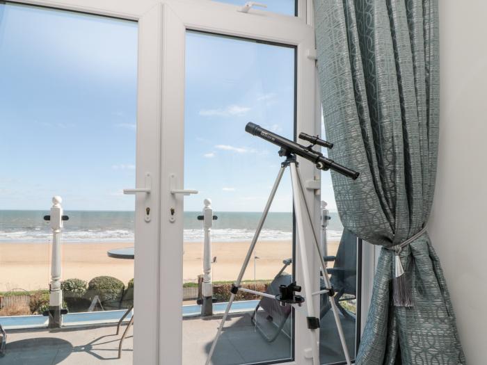 Crystal Cove, Bridlington, North Yorkshire. Close to a beach. Sea views. Pet-friendly. parking for 1