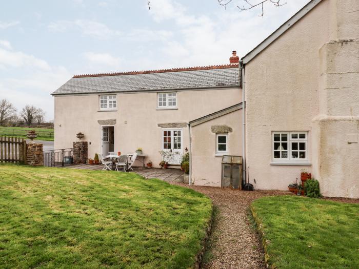 Glebe Farm Cottage, Sheepwash, washing machine, Smart TV, child-facilities and enclosed rear garden.