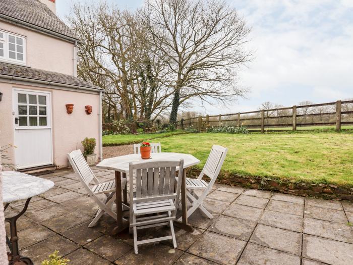 Glebe Farm Cottage, Sheepwash, washing machine, Smart TV, child-facilities and enclosed rear garden.