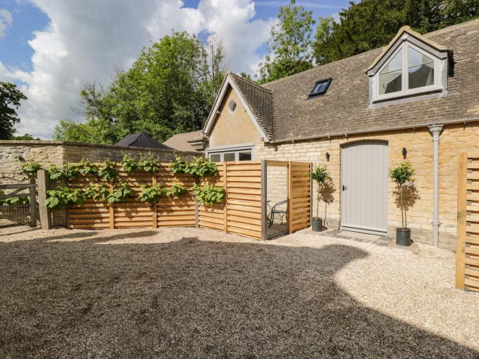 The Hayloft, Westonbirt near Sherston in Gloucestershire. Open-plan. Garden, fire pit, and barbecue.