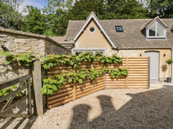 The Hayloft, Westonbirt near Sherston in Gloucestershire. Open-plan. Garden, fire pit, and barbecue.